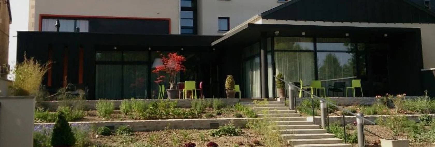 Façade et terrasse de l'Hôtel du Morvan à Luzy, dans la Nièvre (58)