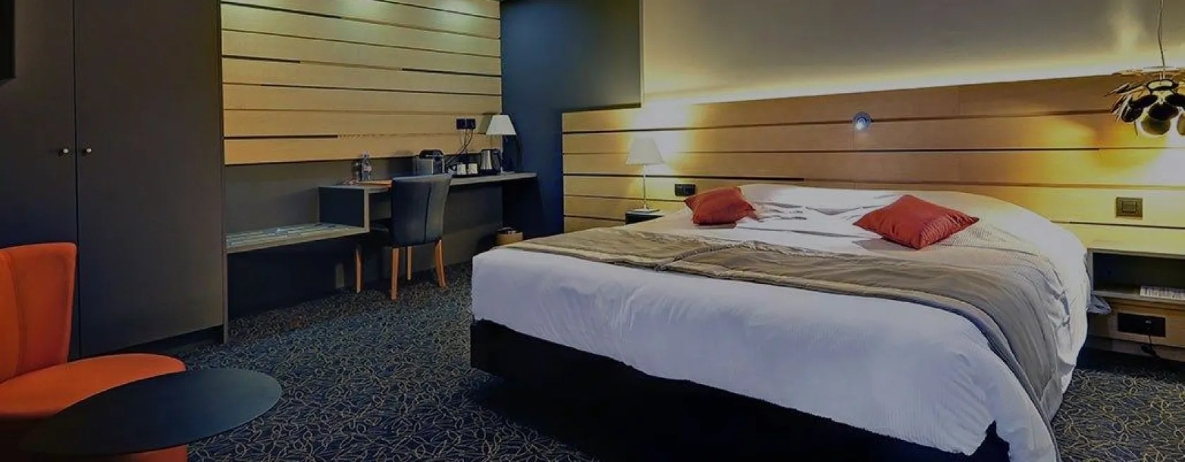 Chambre d'hôtel au lit double et tête de lit en bois, Hôtel du Morvan à Luzy