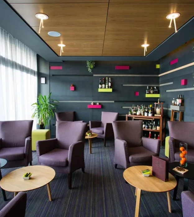 Salon élégant et cosy de l'Hôtel du Morvan avec bar et ambiance chaleureuse