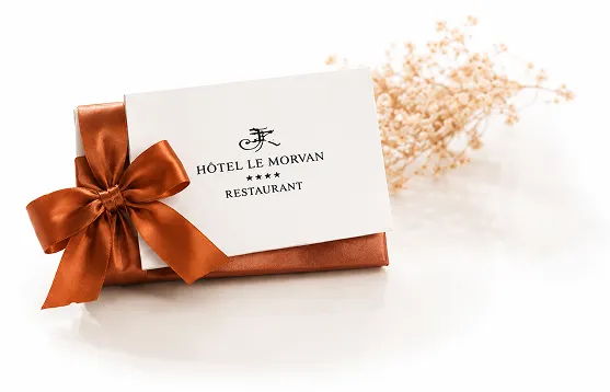 Coffret cadeau de l'Hôtel Le Morvan, noué d'un ruban orange