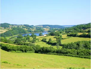 Vallée verdoyante et plan d'eau aux environs d'Autun