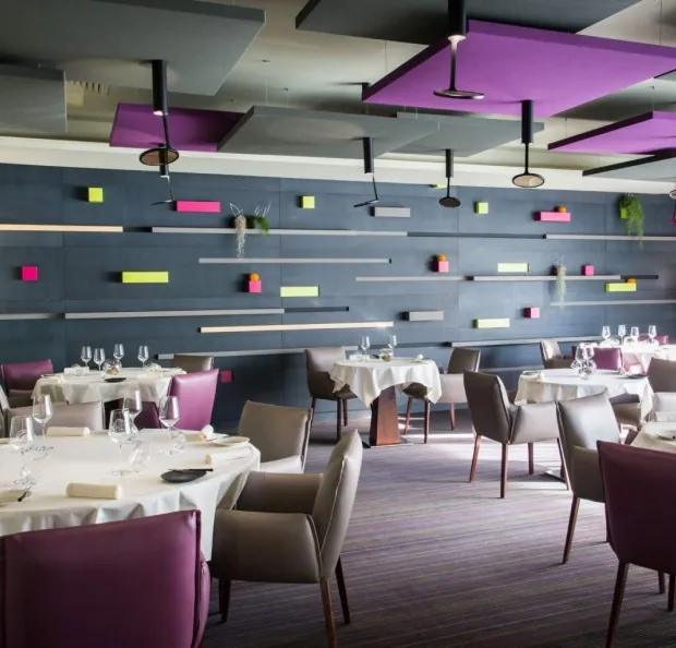 Salle élégante du restaurant gastronomique La Table de Jérôme à Luzy.