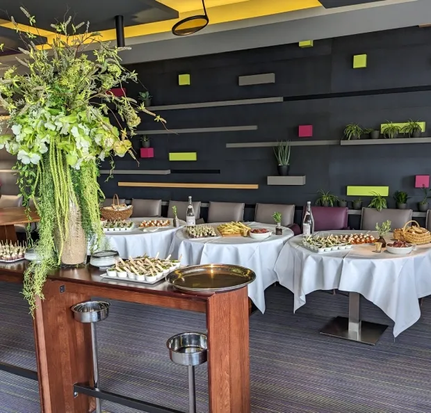 Buffet gastronomique élégant dans un hôtel design bourguignon.
