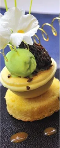 Dessert maison sur biscuit, sorbet vert et fleur, au restaurant gastronomique de Luzy