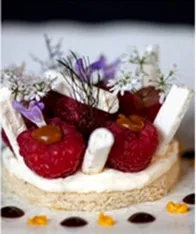 Tartelette aux framboises et fleurs comestibles faite maison
