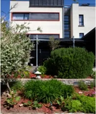 Jardin et terrasse à l'arrière de l'Hôtel du Morvan